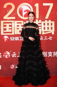 ​林依晨好高贵，一袭黑色蕾丝蛋糕长裙优雅动人，娃娃脸也能hold住