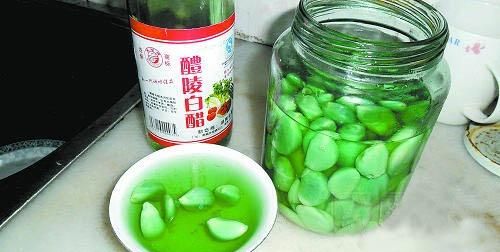 清炖排骨汤中的蒜头为何变成了绿色