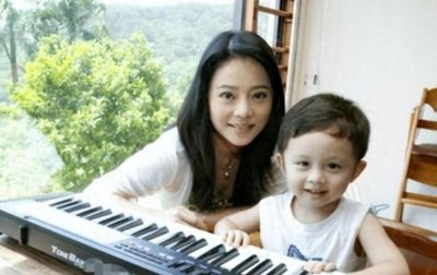 ​娱乐圈里蕞畸形的母子，狄莺和15岁的儿子睡在一张床上.