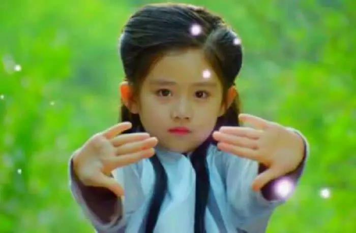 8岁时饰演邓伦的女儿,走红后资源不断,长相可跟阿拉蕾媲美