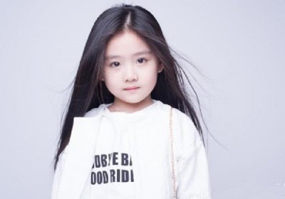 ​8岁时饰演邓伦的女儿，走红后资源不断，长相可跟阿拉蕾媲美