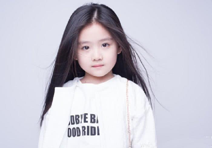 8岁时饰演邓伦的女儿,走红后资源不断,长相可跟阿拉蕾媲美