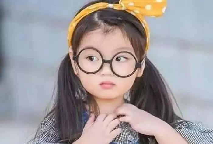 8岁时饰演邓伦的女儿,走红后资源不断,长相可跟阿拉蕾媲美