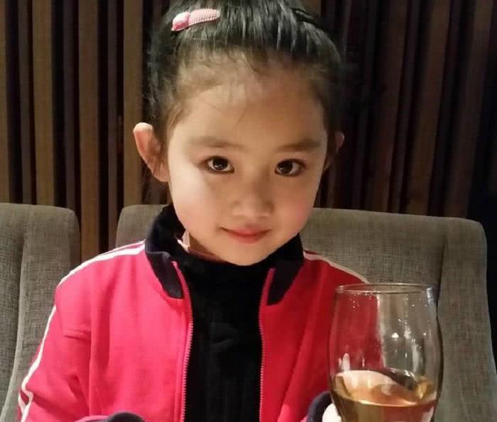 8岁时饰演邓伦的女儿,走红后资源不断,长相可跟阿拉蕾媲美