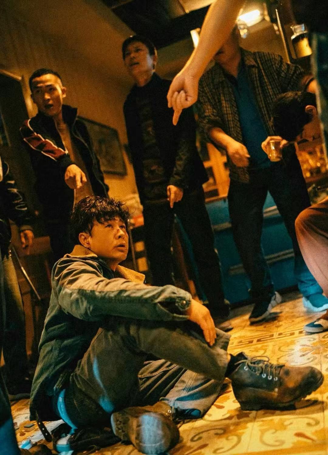 张颂文成功大火!现身菜市场被多位狗仔跟拍,穿198元外套太低调