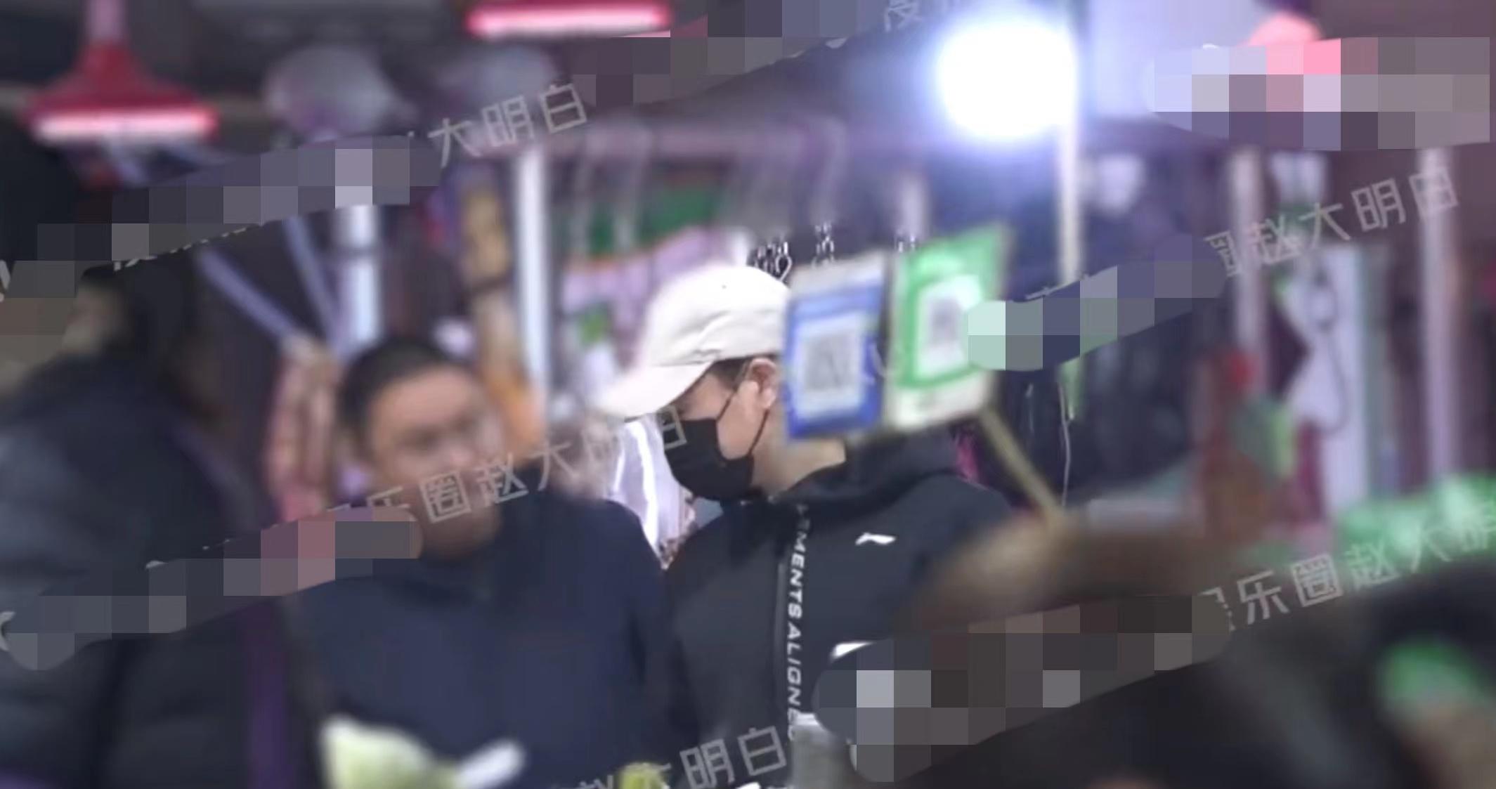 张颂文成功大火!现身菜市场被多位狗仔跟拍,穿198元外套太低调