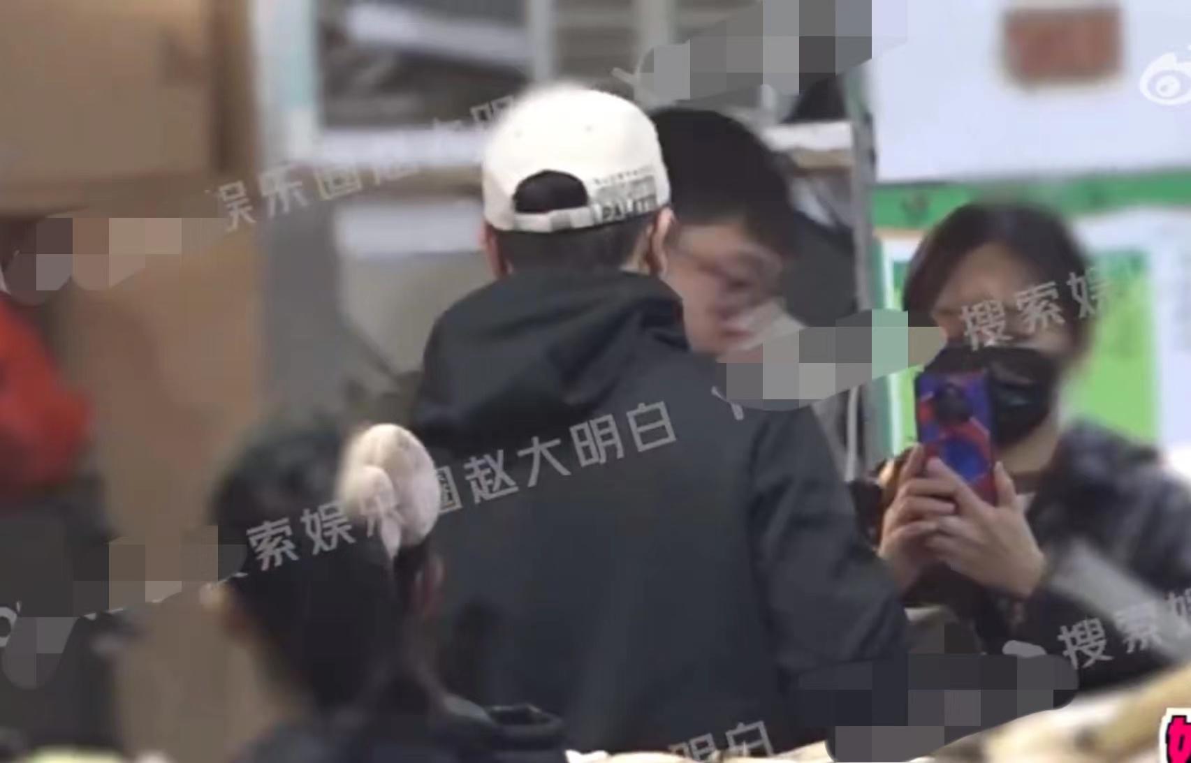 张颂文成功大火!现身菜市场被多位狗仔跟拍,穿198元外套太低调