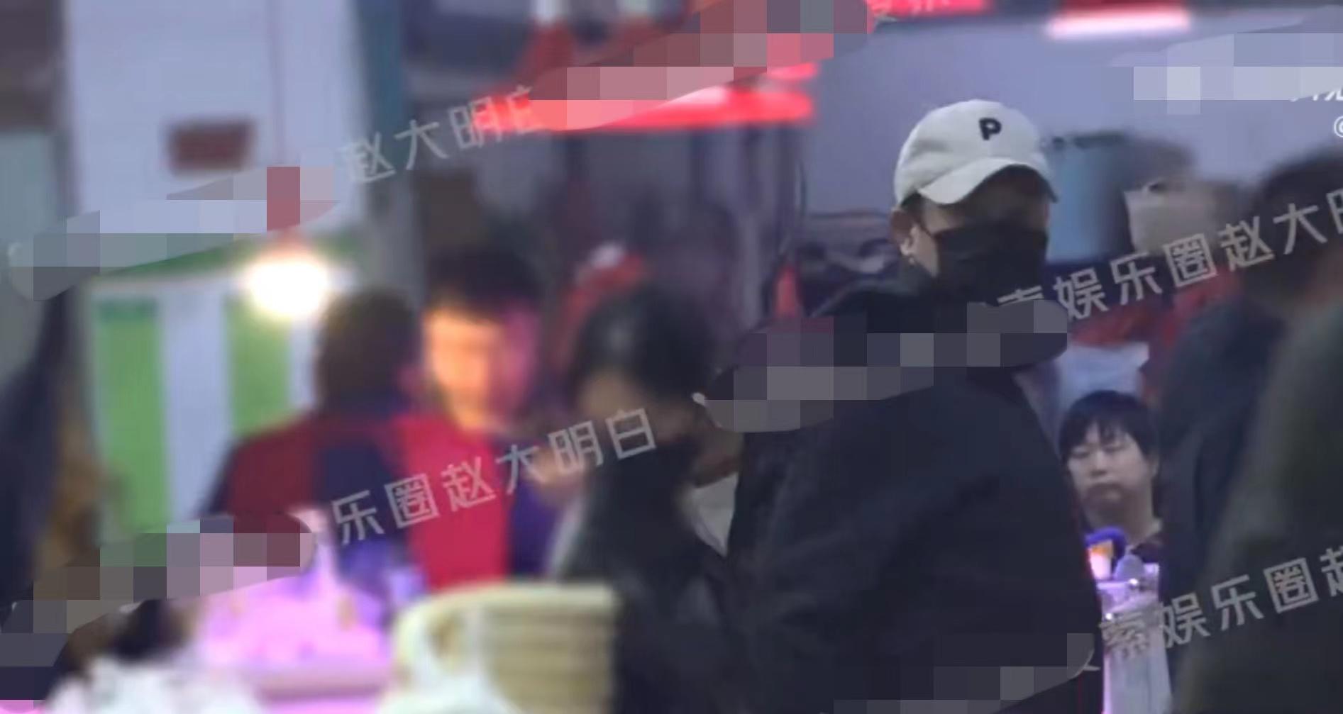 张颂文成功大火!现身菜市场被多位狗仔跟拍,穿198元外套太低调