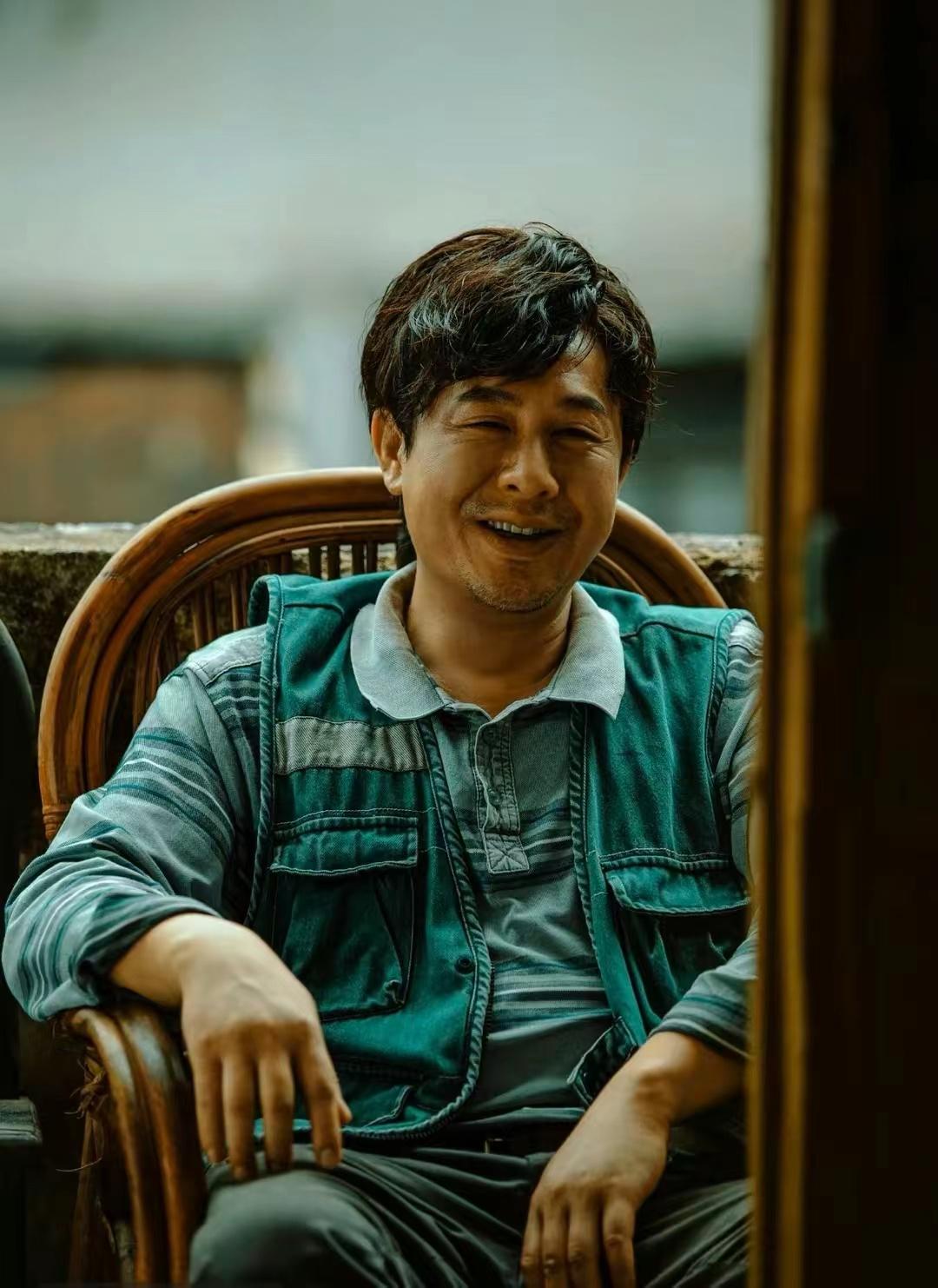 张颂文成功大火!现身菜市场被多位狗仔跟拍,穿198元外套太低调