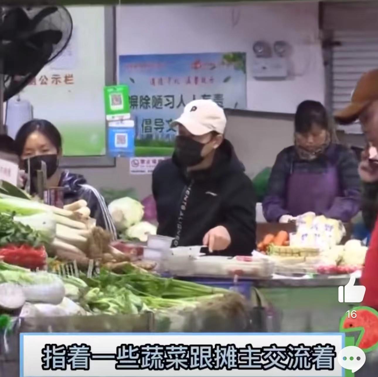 张颂文成功大火!现身菜市场被多位狗仔跟拍,穿198元外套太低调