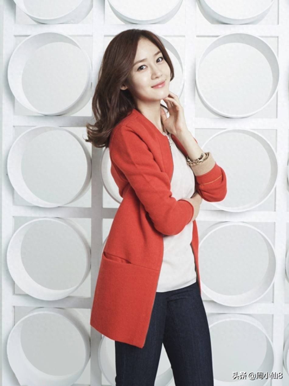 明星成宥利，韩国演员和歌手，笑容甜美，被誉为“三栖艺人”