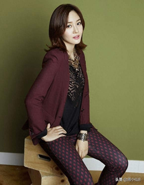 明星成宥利，韩国演员和歌手，笑容甜美，被誉为“三栖艺人”