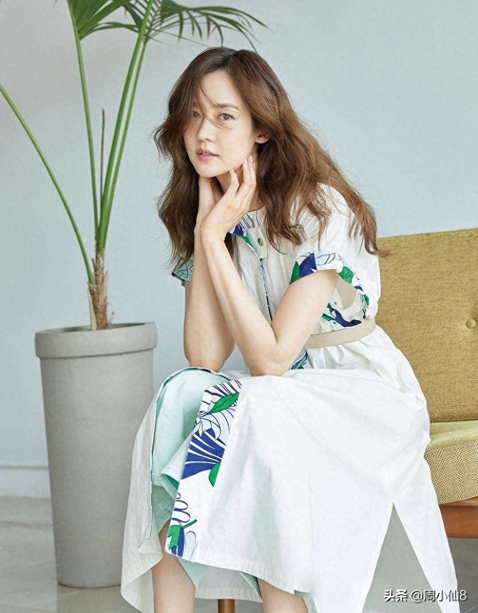 明星成宥利，韩国演员和歌手，笑容甜美，被誉为“三栖艺人”