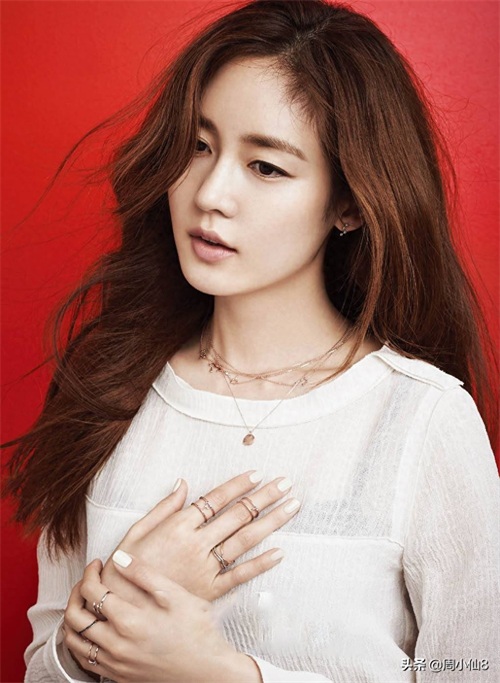 明星成宥利，韩国演员和歌手，笑容甜美，被誉为“三栖艺人”