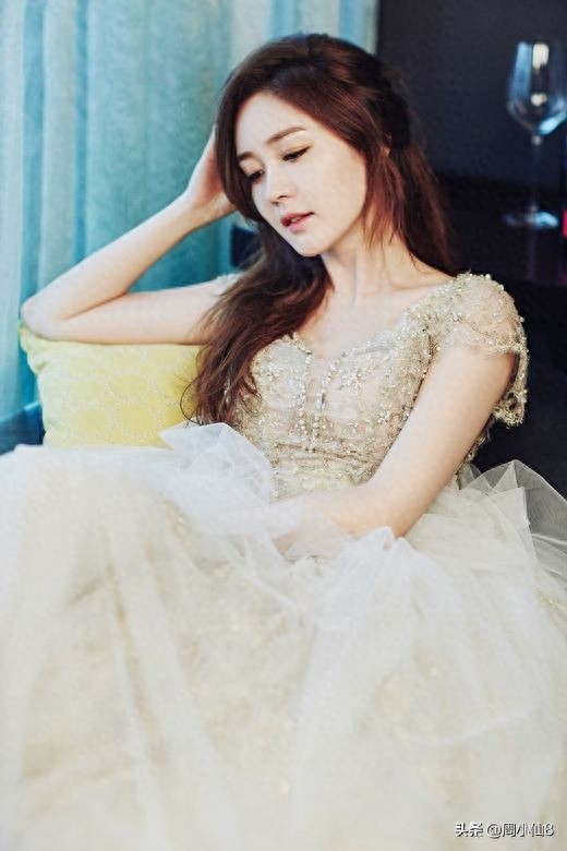 明星成宥利，韩国演员和歌手，笑容甜美，被誉为“三栖艺人”