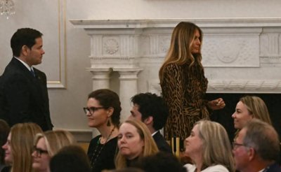 ​梅拉尼娅穿8万豹纹风衣惹争议，“缺乏庄重”，回春明显被疑整脸