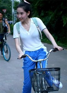 ​王玉雯内衣若隐若现，校服成了透视装，谁穿过这样的校服啊