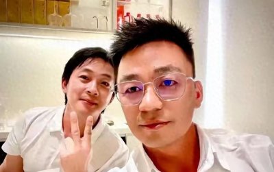 ​王宝强久违亮相，新女友太惹眼，一手开280万大G，一手拎天价茅台