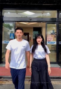 ​吕一婚姻再遭质疑老公多年不避嫌为女CEO庆生，还穿情侣装合影