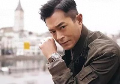 ​男神们的18岁照片，古天乐靳东依旧有魅力，他有头发是神仙颜值