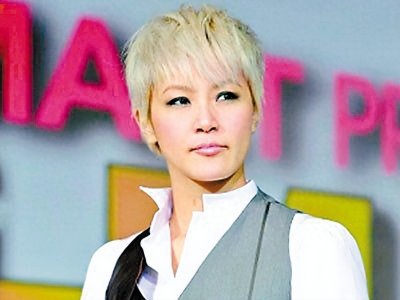 ​狂什么？香港女星叫嚣着让联合国把中国开除了，抹黑港警引起群愤