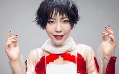 ​28岁吴莫愁现状曝光，吹酒瓶姿势熟练，这是经历了什么？