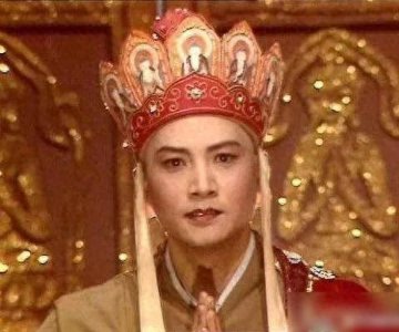 ​唐僧富豪妻子陈丽华在故宫住了2晚，亲眼看见黄鼠狼拜月亮