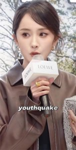 ​杨幂这身造型好漂亮啊，妆容清透发型干练，脸蛋和身材都是极品