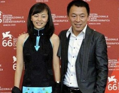 ​黄渤深夜辟谣绯闻，称女方是经纪人，网友质疑亲密动作超同事关系