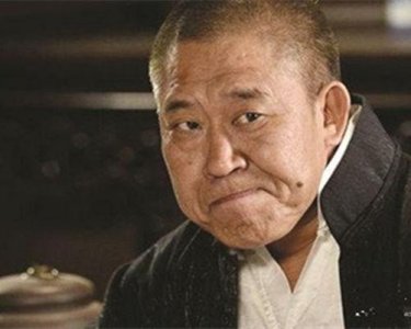 ​他是东星的“乌鸦哥”，当年因吸毒毁了前程，然而如今却被人原谅