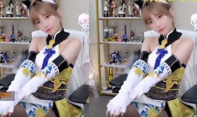 ​网红妹纸全员富婆？腐团儿长腿豪车照曝出，着白丝胡桃再喜提宝马