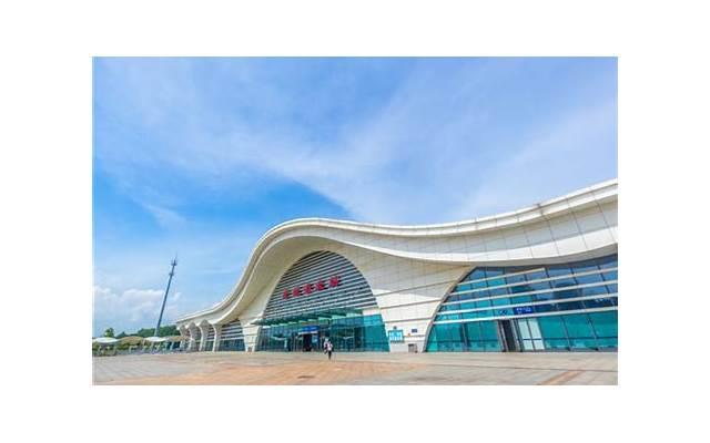 怎样和女孩聊天不冷场.本人嘴笨，求高人指点