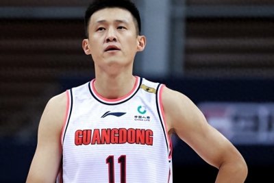 ​34岁男篮队长周鹏:妻子是1米88女篮美女，相恋18年生下一儿一女