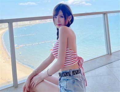 ​腐团儿晒工作照穿泳装，堆堆袜长腿很抢眼，同在海边直播休思绝了