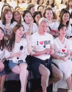 ​63岁林瑞阳近照曝光，头发变白眉毛变白，网友：缺少阳刚之气