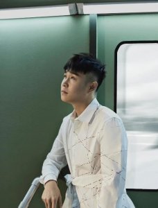 ​沈春阳30天减掉27斤，小沈阳晒全新婚纱照，今美得让人动心