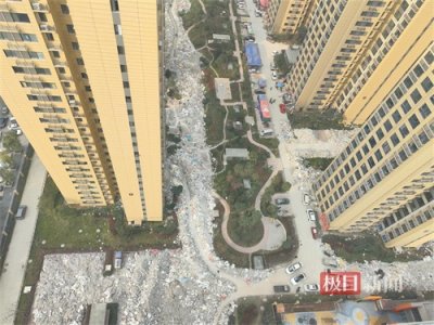 ​新小区建筑垃圾堆积成山进出要走“堑壕”，多方正协商解决办法