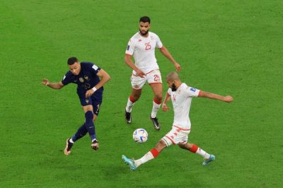 ​球员将足球踢上看台，我可以带走吗？