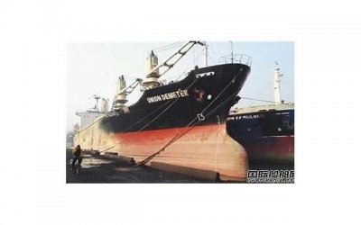 ​女子在试衣间被男童掀帘，家长骂的真难听….