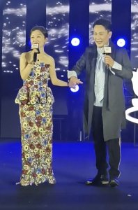 ​张信哲商演价格，被曝出场费130万，与富婆牵手唱歌举止亲密