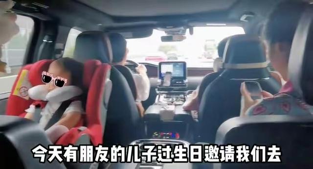 苗苗晒与郑恺出游照合拍（苗苗携一家农场游玩）(2)