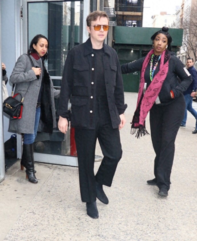 戴恩·德哈恩气质亮相，一袭黑色look低调帅气，墨镜一戴惊人青春