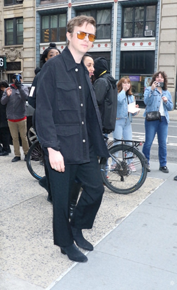 戴恩·德哈恩气质亮相，一袭黑色look低调帅气，墨镜一戴惊人青春