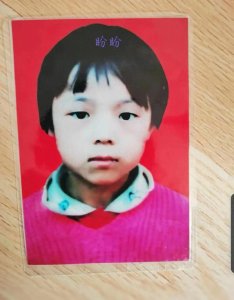 ​河南7岁女孩已失踪26年！家属怀疑被爷爷家邻居拐卖，警方回应