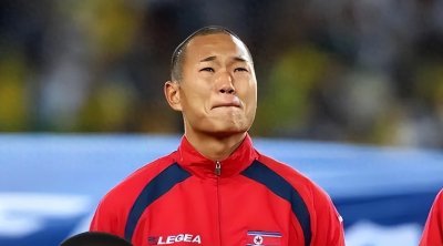 ​世界杯一哭成名的郑大世：与韩国空姐闪婚，生两娃零继承妻子颜值