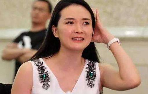 44岁的“晴格格”王艳近照，满脸皱纹，美人迟暮，让人认不出来！