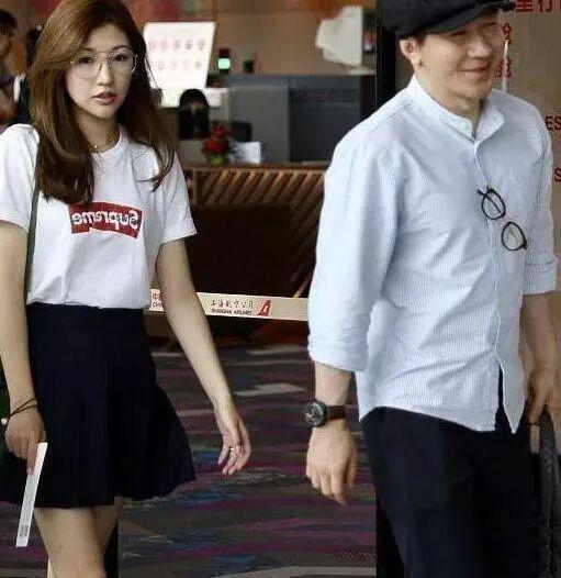 41岁刘谦机场现身，小鲜肉秒变中年油腻大叔，简直换了个人