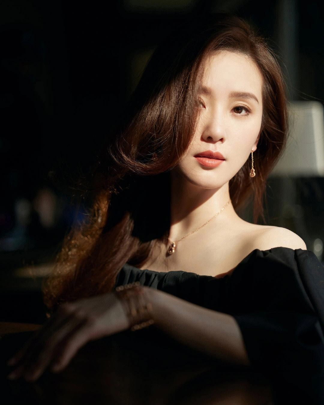 6岁刘诗诗现身上海!单扎马尾充满青春活力,肤白貌美似18岁少女