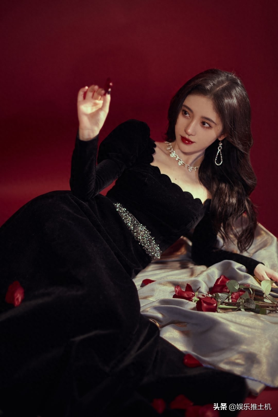 鞠婧祎一身黑色丝绒长裙美丽动人，不愧是中国第一美女！