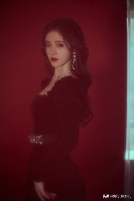 鞠婧祎一身黑色丝绒长裙美丽动人，不愧是中国第一美女！
